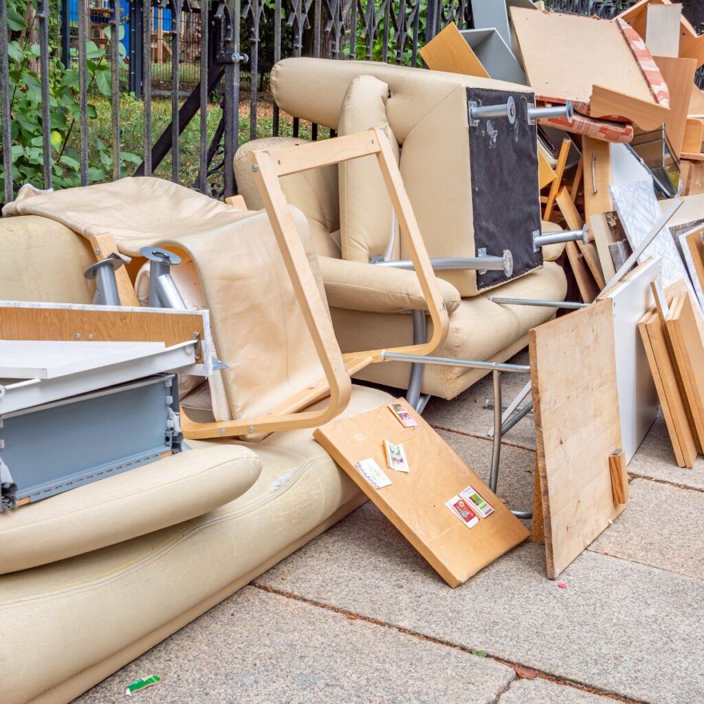 Entsorgungen in Aachen - Umzugsheld Aachen - Privatumzüge - Firmenumzüge - Büroumzug - Ein- Auspackservice - Möbelmontage